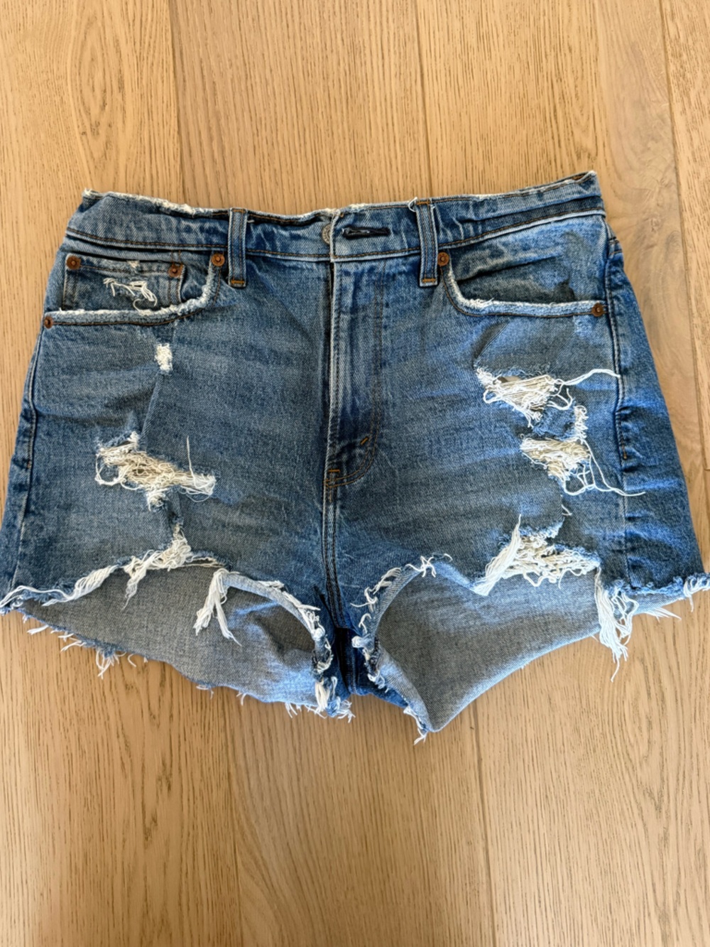 Abercrombie & Fitch 2" high rise mom Shorts